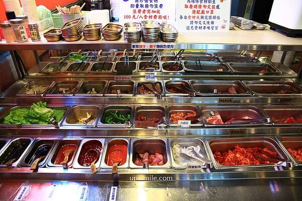 ▲▼豬先生韓式燒肉鍋物吃到飽的環境與餐點。（圖／《UPSSMILE向上的微笑萍子》授權提供）