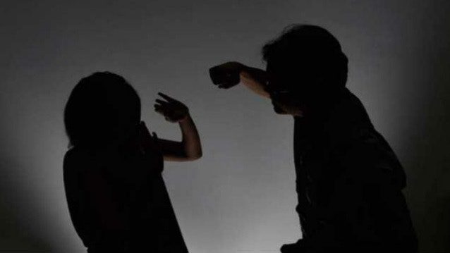 安徽女遭夫家暴19根肋骨断裂死亡 儿女出谅解书 法院仍判处死刑 1 據《中華人民共和國反家庭暴力法》與《民法典》,家暴不只是「家務事」,更是對身體、精神的不法侵害。(資料圖片)