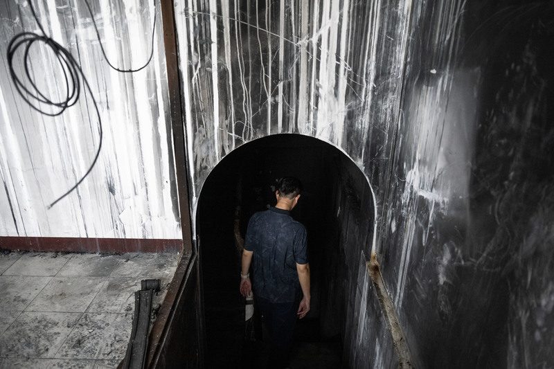 李武翰住家的白牆被大火熏黑，破損的屋子又遭雨水滲入。（攝影／楊子磊）