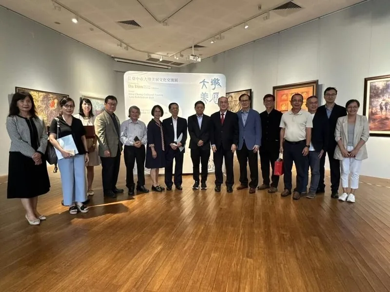 「2026台中市大墩美展文化交流展」17日在新加坡開幕，精選歷屆最高榮譽「大墩獎」典藏作品展出。眾多僑界代表與藝文界人士參與。（台中市政府文化局提供）中央社記者吳昇鴻新加坡傳真 115年10月17日