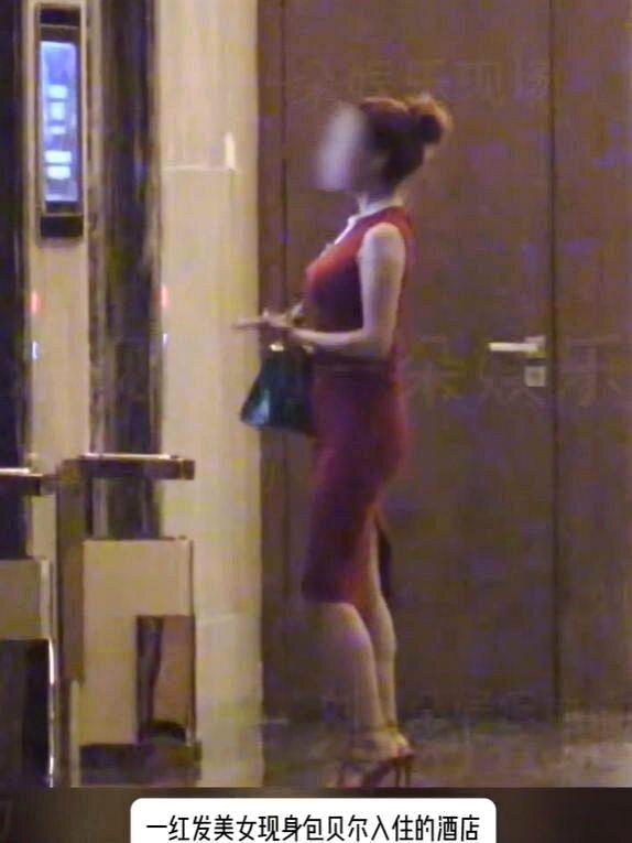 包贝尔开房红发女「非买春」 妻包文婧爱得卑微 网劝快离婚 1 該名紅髮女子身材火辣。(取材自微博)