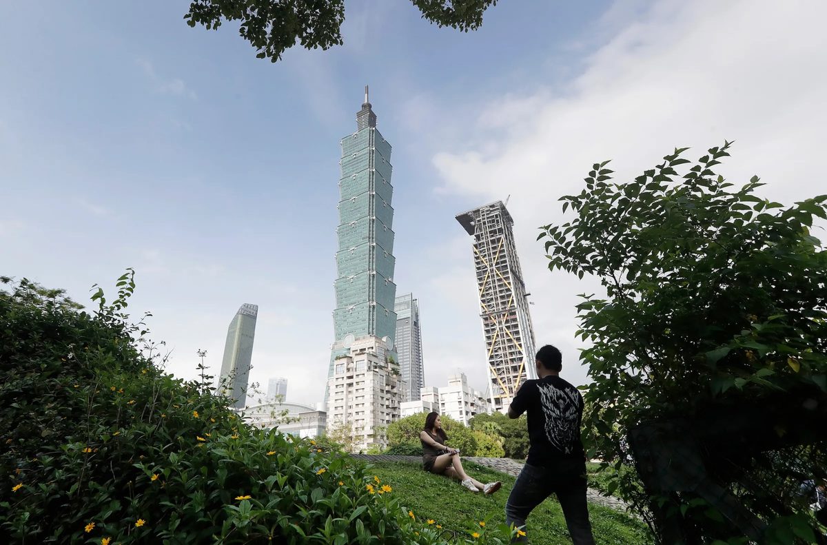 黑客能力也升级!中国利用AI代理攻击台湾政府网站,还能自主更新可用路径 1 2025年4月27日,台北的遊客與101大樓合影。(美聯社)
