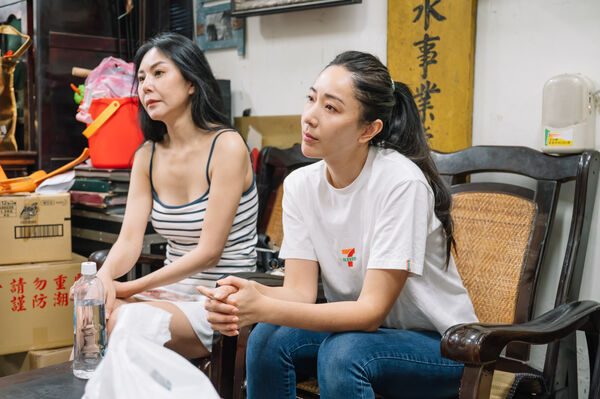 独居奶奶认出「上次送年菜的她」秒落泪! 邱瓈宽号召隋棠、洪晓蕾中秋送暖 3 ▲「寬姐」邱瓈寬與隋棠、洪曉蕾、吳寶春探訪弱勢長輩。(圖/老人關懷福利協會提供)