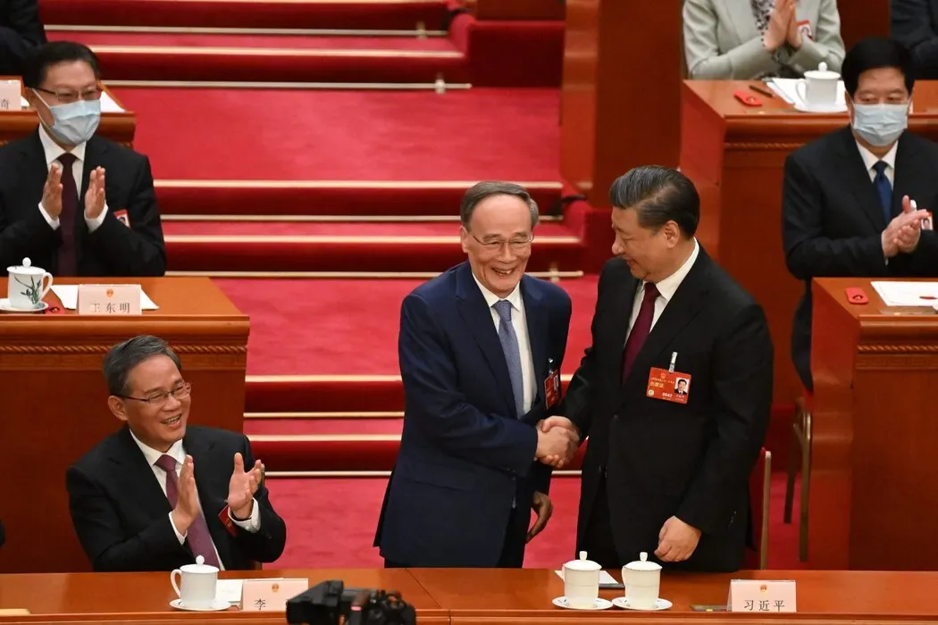 “自我革命”、持续清洗:习近平为下一任期铺路 3 2023年,习近平在北京与王岐山握手。王岐山曾负责监督习近平反腐败运动的第一阶段工作,但王岐山本人的一些长期助手后来却成为纪律检查机关的调查对象。