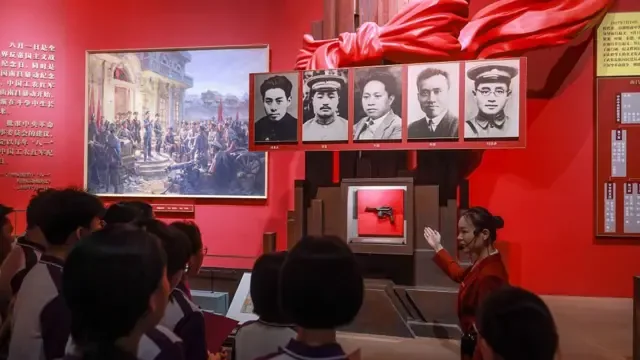 很多人小学生在中共党史博物馆里