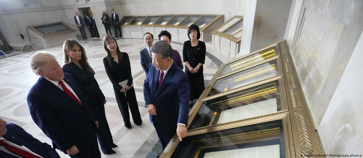 中国77週年国庆 习近平:坚决打击台独 1 图为9月25日,特朗普夫妇与习近平夫妇参访美国国家档案馆,观赏《美国宪法》、《权利法案》等历史文件。