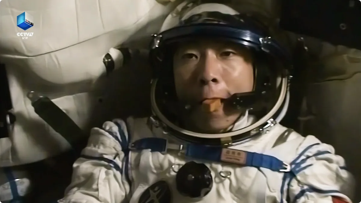 2003年，楊利偉在神舟五號返回艙吃月餅。（影片截圖）