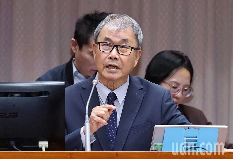 教育部长在立法院教育及文化委员会报告校园毒品防制工作。