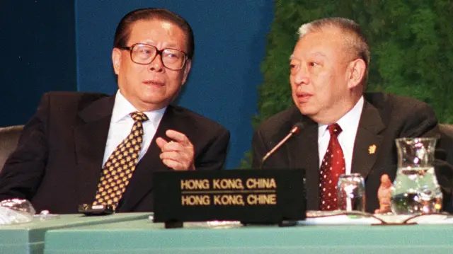 江泽民（左）与董建华（右）在加拿大温哥华出席亚太经合组织（APEC）领导人会议（24/11/1997）
