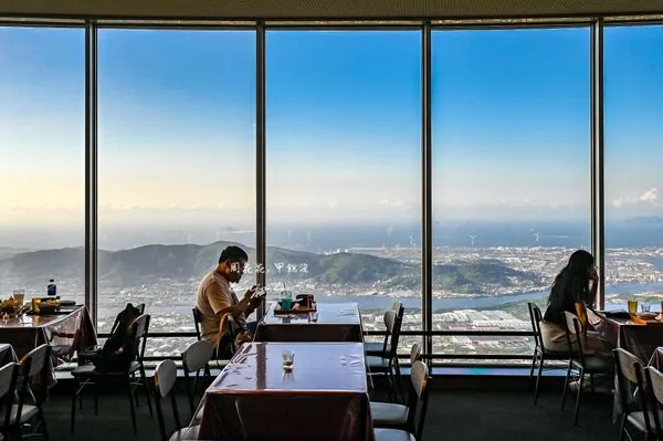 ▲▼日本北九州皿倉山展望台餐廳天宮的景觀座位、夕陽美景與餐點。（圖／《周花花》授權提供）