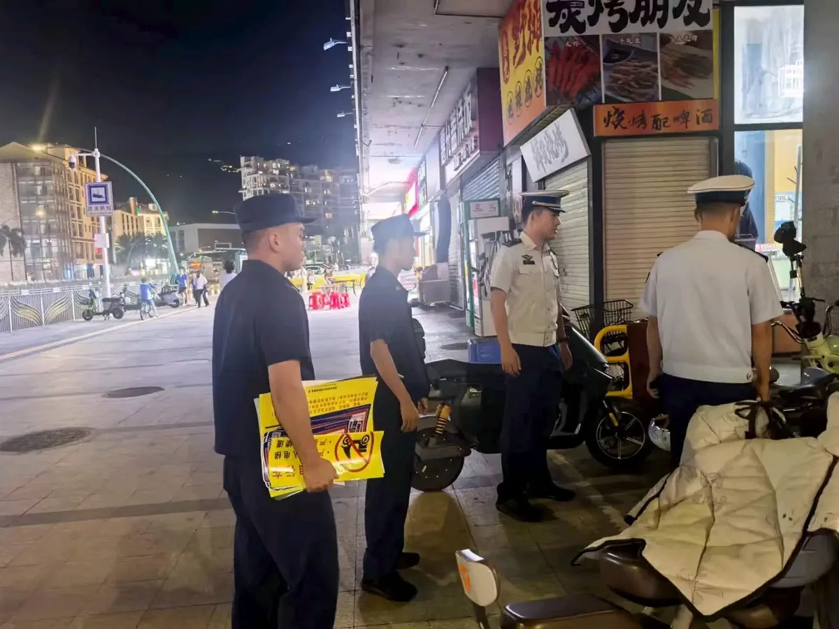 10月23日晚,深圳全市消防安全集中夜查中,检查人员在沿街店铺前查看电动自行车