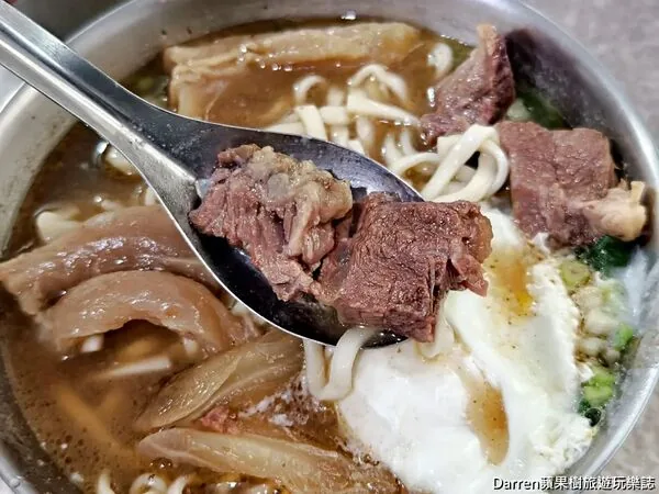 ▲▼台北大安古亭潮州街林記牛肉麵的半筋肉麵與免費加湯。（圖／《DARREN蘋果樹旅遊玩樂誌》授權提供）