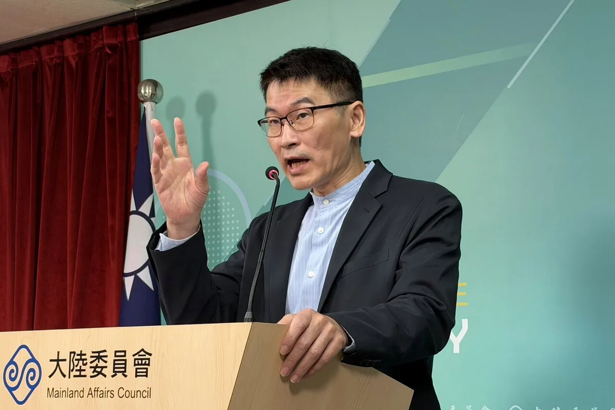 台湾陆委会副主委梁文杰在记者会上发言