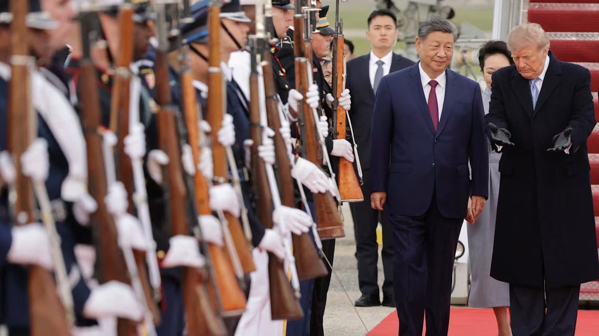 习近平专机抵达美国 特朗普亲自接机 2 美国总统特朗普为抵美展开国事访问的中国国家主席习近平引路。(图:路透社)