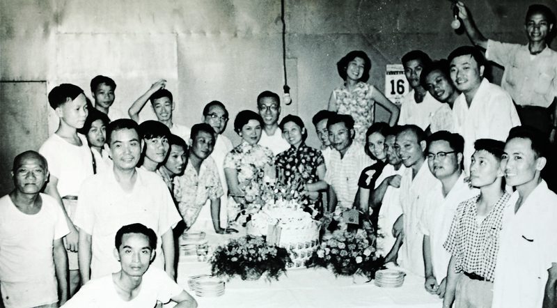 《攝影新聞》報紙員工聚會，後排右5是伊夢蘭。（照片提供／伊夢蘭家屬）