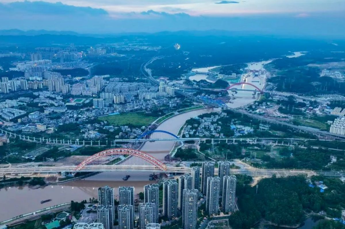 2026年8月19日拍攝的廣西欽州市區和流經此處的平陸運河。（新華社）