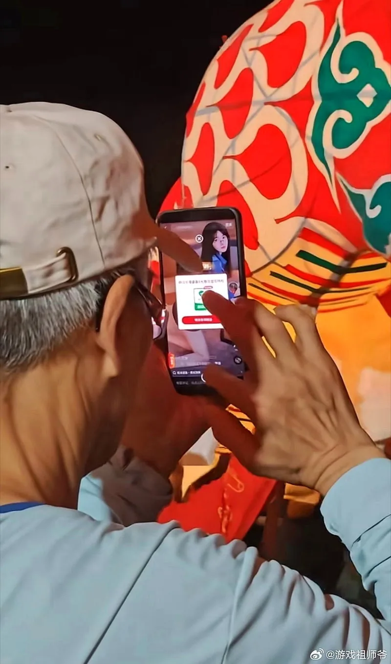 安徽黃山一名老人想用手機拍攝魚燈表演，半分鐘內彈窗竟跳轉了近20次。（取材自央視）