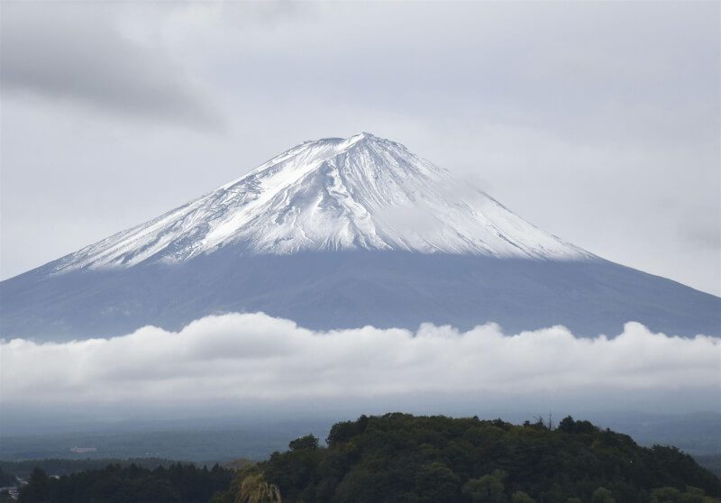 7岁儿喊累闹情绪 父亲竟将他丢包富士山六合目 1 有日本男子20日與家人共爬富士山 (圖),途中體力不支7歲小兒子獨留在高海拔的山路上,引發爭議。(共同社)