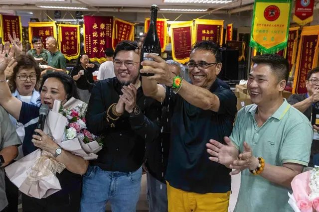 新希望主席高天赐（右二）在新希望党总部与支持者一起庆祝选举的结果。