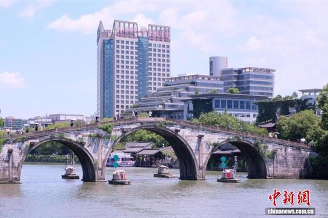 一河貫古今陸千年大運河煥發時代新生。圖為2025年8月杭州拱宸橋一景。（中新社資料照）