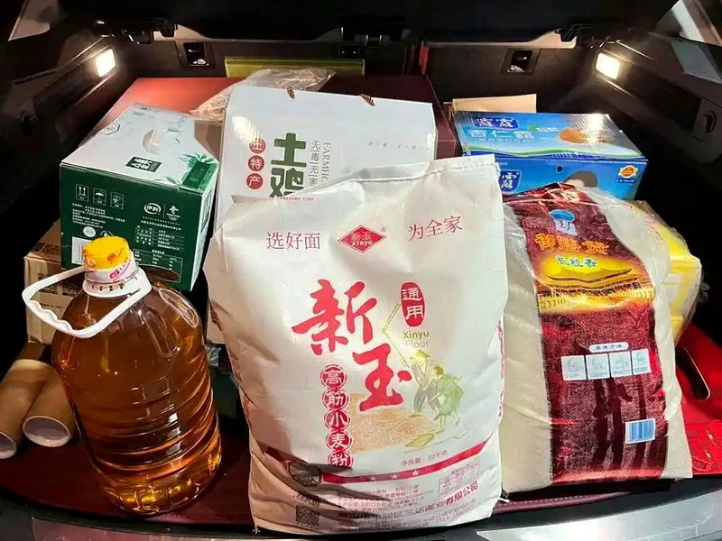 米麵油是早年送禮的體面象徵。（取材自鳳凰WEEKLY）