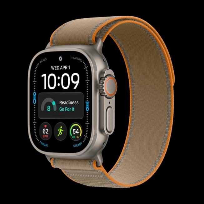 原色钛金属 Apple Watch Ultra 4 搭配沙砾色野径回环式表带。