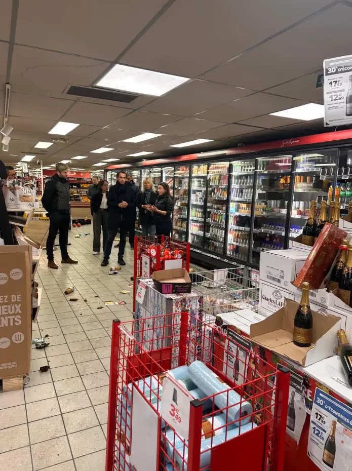 法国暴乱:家乐福称50门店受袭 其中19超市与便利店遭洗劫 3 d5cd0714ef514cabfc4d15730df1396efd97c6e09ead660ea84b5002eb28dda0 article