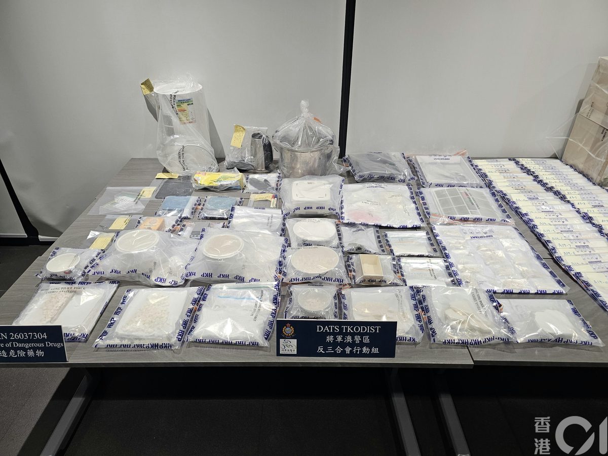 警檢獲超過20公斤的懷疑可卡因及1.2公斤懷疑冰毒，市值約港幣1,600萬元。（梁偉權攝）
