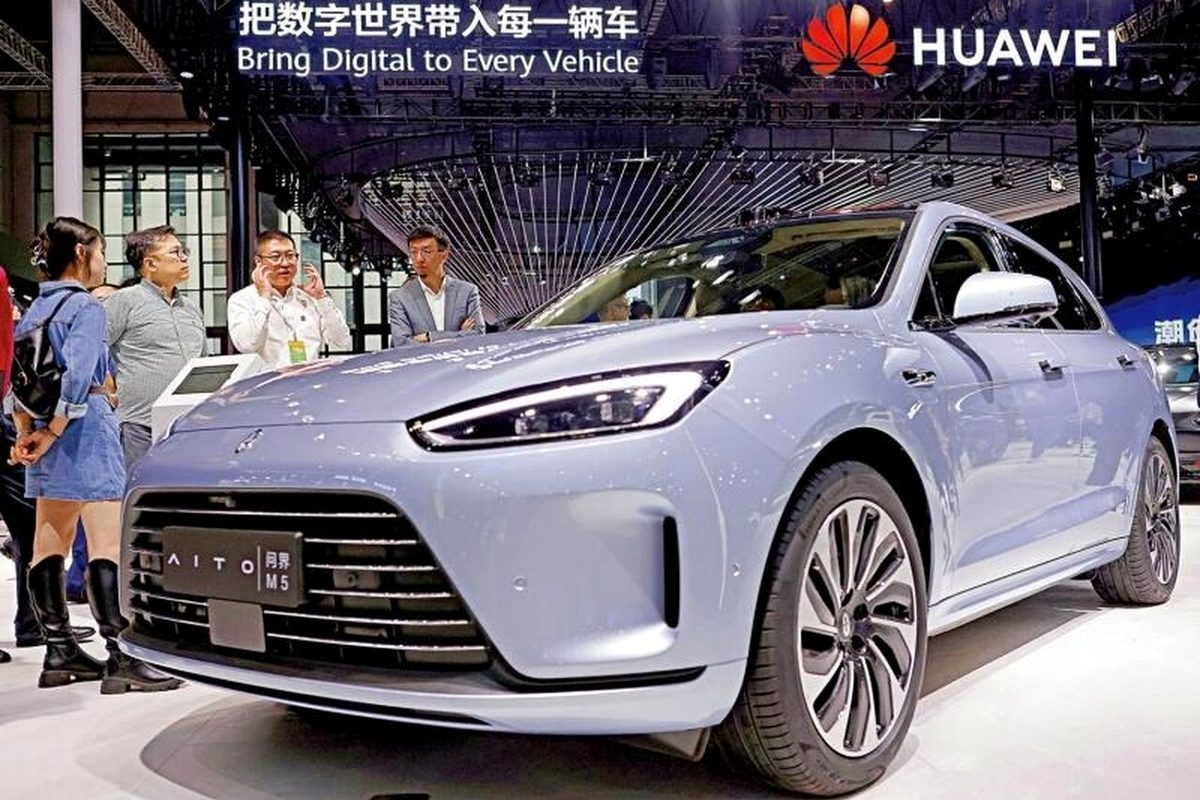 观众在上海国际汽车工业展览会上了解问界车型