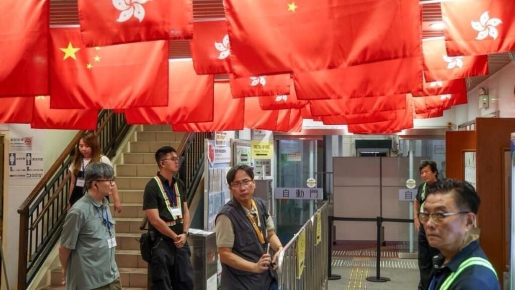 举办业主大会的会场，守卫森严。