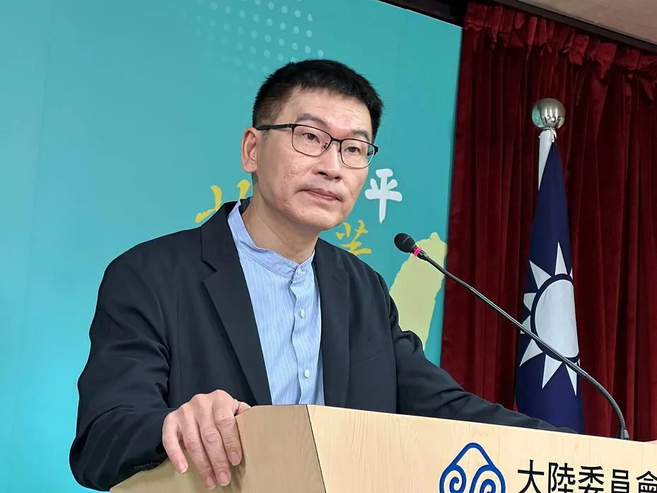 一段借位视频,为什么换来5年不准来台? 2 陆委会副主委兼发言人梁文杰站在陆委会记者会的讲台后