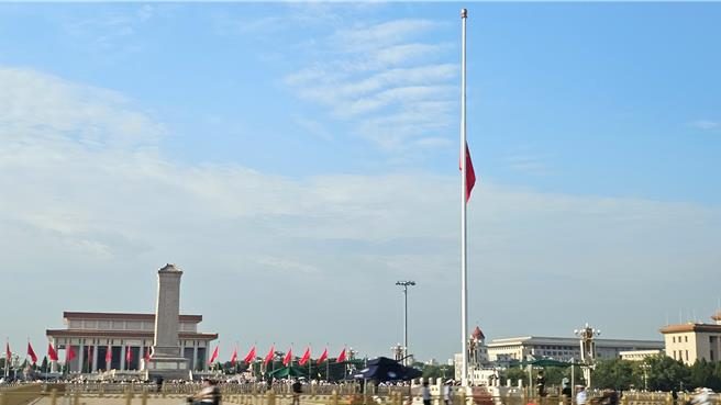 大陸前國務院總理朱鎔基18日在北京火化，包含天安門等地都下半旗誌哀。（吳泓勳攝）