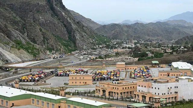 巴基斯坦与阿富汗边境停满了载有难民的客货车