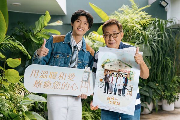 梁修身「手抖太逼真」吓坏爱妻挂急诊! 年过7旬交代后事:3天办完选树葬 2 ▲《轉角那間心藥局》劉育仁飾演地下樂手李御拓、梁修身飾演退役軍人姜鐵生,兩人在劇中有精彩對手戲。(圖/大愛提供)