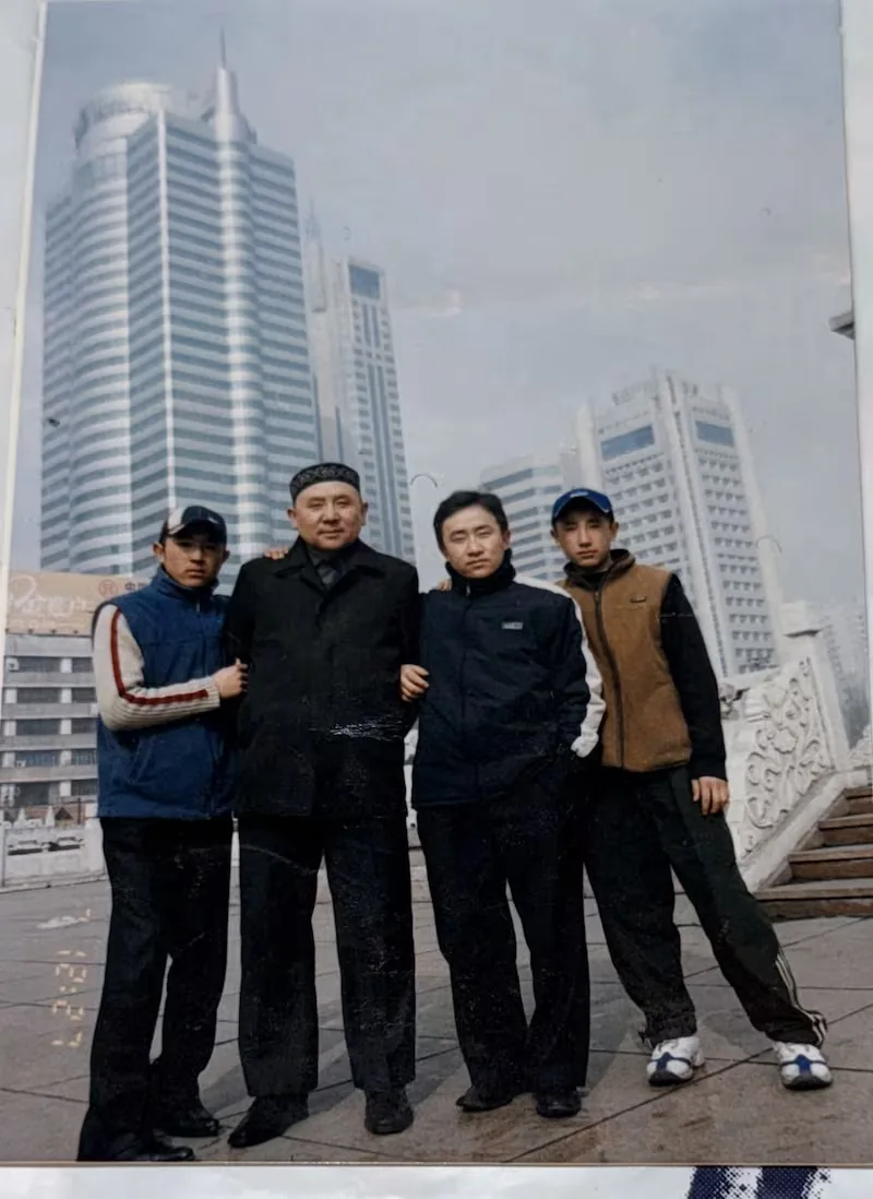 新疆伊玛目获刑10年 狱中残疾儿子求助 1 新疆塔城托里县清真寺前伊玛目哈里米提·切格尔一家人合影。