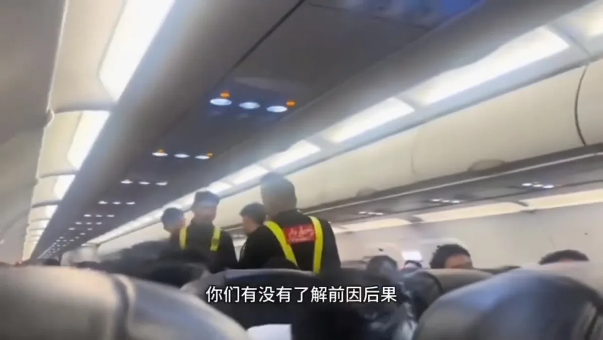 涉事夫婦情緒勒索同機乘客，大喊「是不是中國人呀，你們有沒有了解前因後果」。（影片截圖）