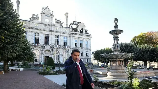 在全国爆发抗议“高昂生活成本”的示威活动后，利摩日市发生骚乱和抢劫，一天后，利摩日市长纪尧姆·盖兰走在部分被烧毁的市政厅前（18/10/2026）