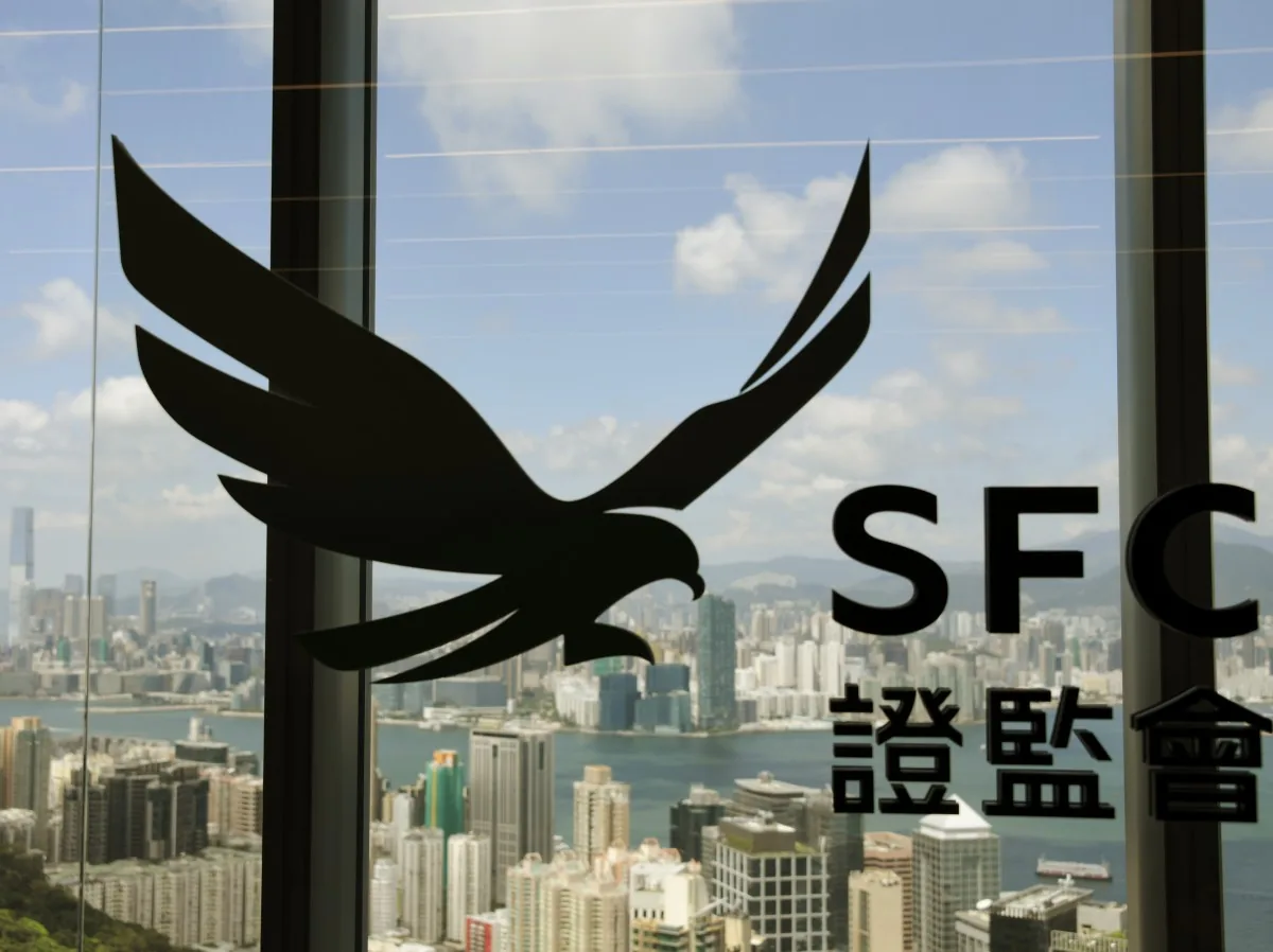 香港证监会办公室窗上的标志,资料照片