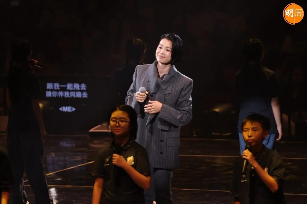 老公与前男友黄宗泽热拥引热议 胡杏儿笑谈不介意合作 7 d785581468eb7b330f5ee0488bd9294255242a9fd30f1144bb278a95f4044211 article