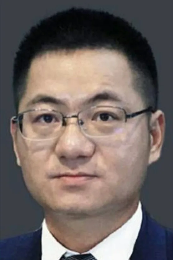 电诈犯邓丕兵曝光 捐湖南科大300万美元后被查 与佘智江关联浮出 3 現年約46歲的鄧丕兵涉嫌參與柬埔寨電信詐騙及非法活動,他是湖南科技大學校友,此前曾高調宣揚向母校捐贈300萬美元(約2,340萬港元)。