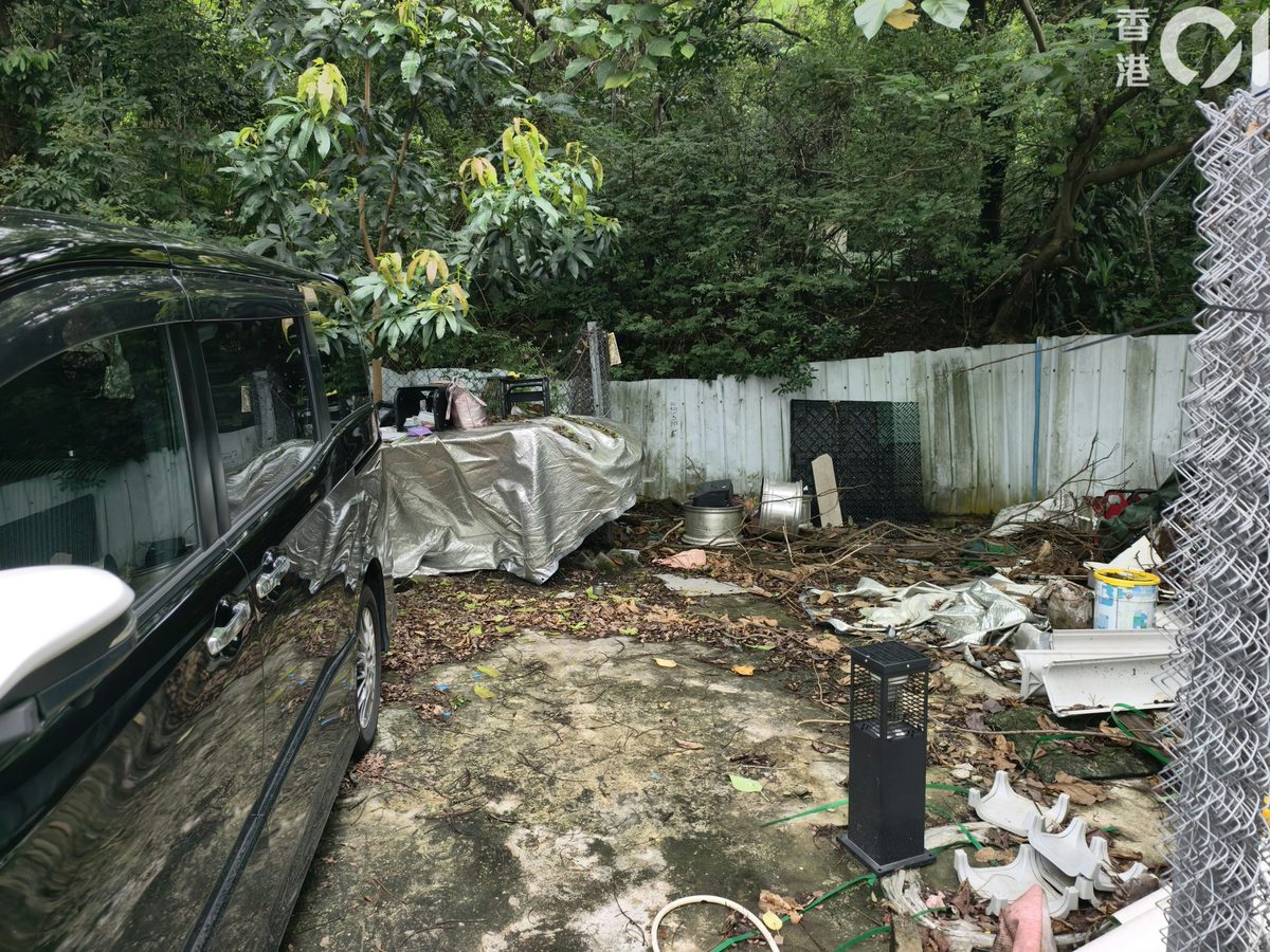 打鼓岭狗咬人|太阳曾锁落马洲车场挨饿看门口 日晒雨淋满地屎尿 2 殺人混種狗「太陽」曾經被鎖於落馬洲一停車場看門口,現場環境惡劣。毛守救援Kent表示,當日「太陽」被鎖於圖中右面黃邊白色膠桶位置。(黃學潤攝)