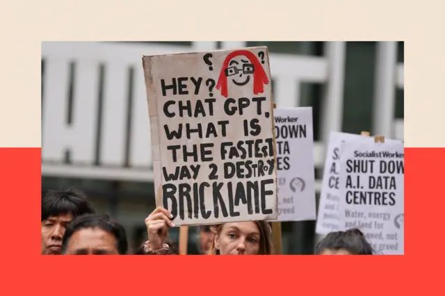 人们举着标语牌，反对政府在红砖巷重建计划中批准建设数据中心，标语牌上写着：“嘿，ChatGPT，摧毁红砖巷最快的方法是什么？”