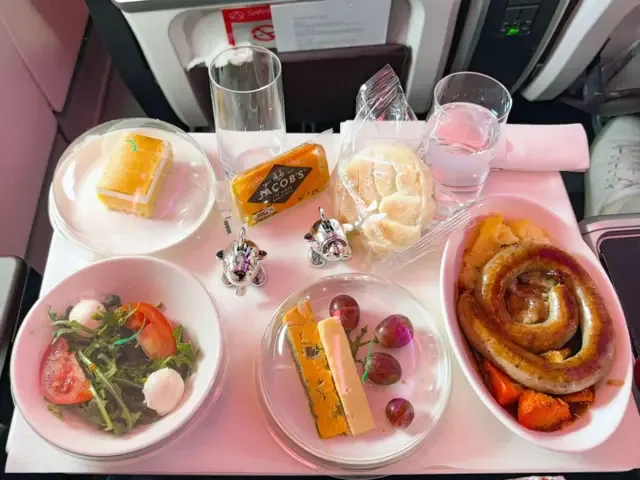 2025年1月3日，伦敦飞往迈阿密航线上，维珍航空营运的空客A330-900客机豪华经济舱内提供的餐点