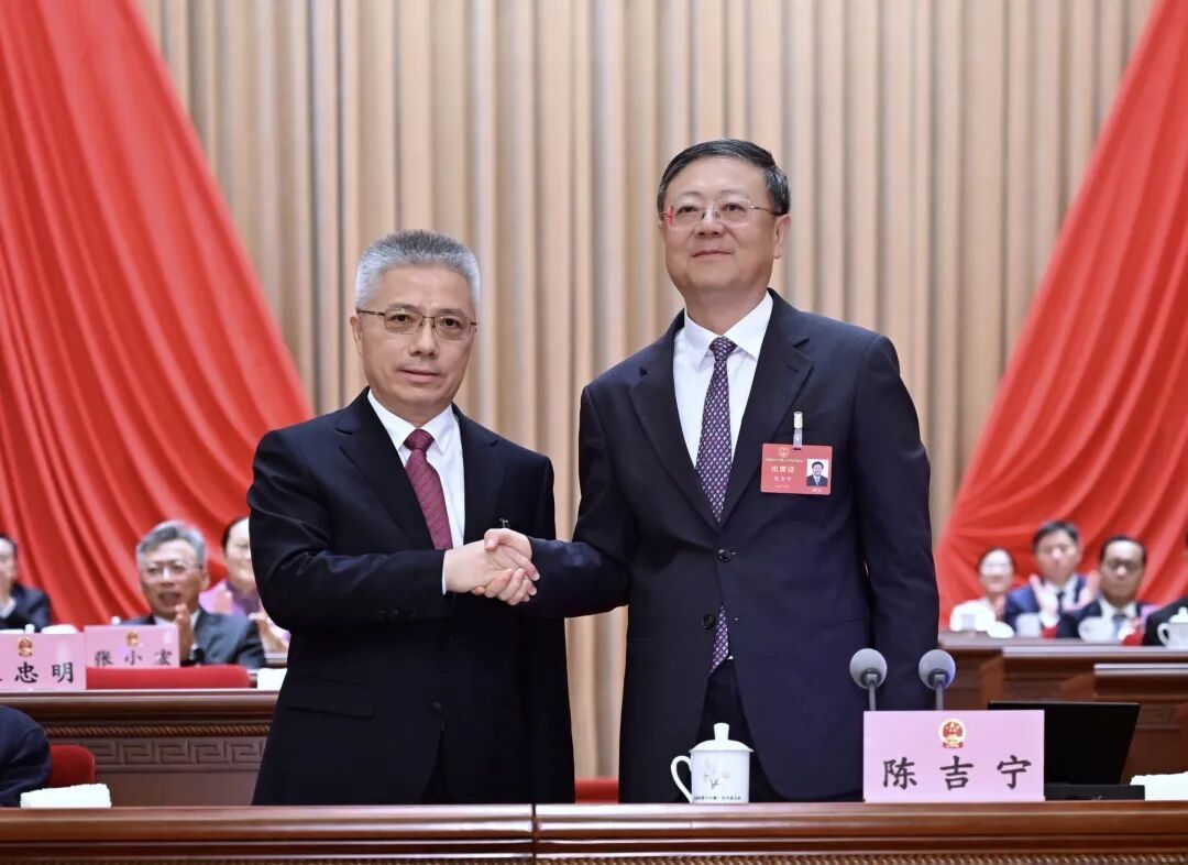 朱忠明(左)当选上海市长后与市委书记陈吉宁握手