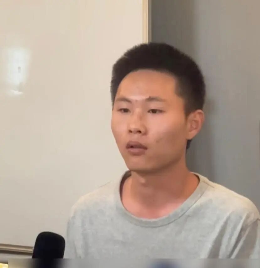 晚年靠捡废品维生 拐子婆梅姨已被公诉 律师:65岁未达免死门槛 3 申聰透露小時候在廣東梅州生活時,曾在電線桿上看過父親張貼的尋人啟事,但因未見過自己 8 歲前的照片而未能認出。(極目新聞)
