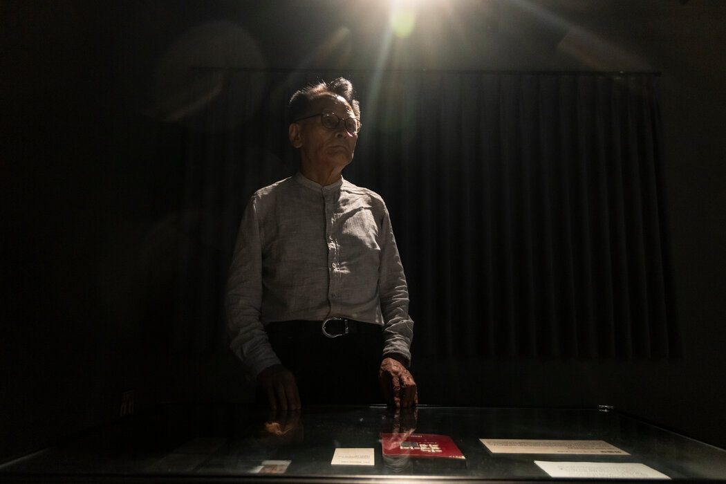 柳东宇如今在纪念馆担任讲解员，带着访客参观他曾遭受酷刑的地方。
