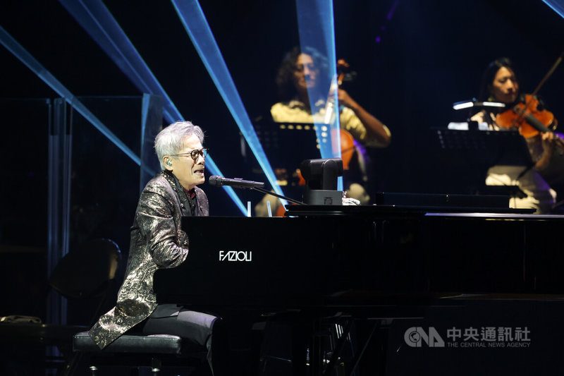 罗大佑72岁开唱自嘲半条命 直言明年机会难得 1 華語流行音樂教父羅大佑(前左)15日晚間在台北流行音樂中心舉辦「所以明天會更好」春龍交響宴演唱會,藉由流行融合古典交響樂跨界合作,重新詮釋經典歌曲。中央社記者裴禛攝 115年8月15日