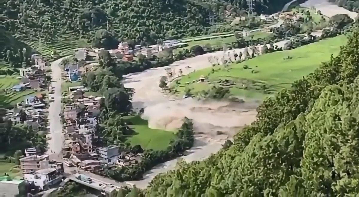 尼泊尔泥石流逾800死亡 时间轴曝光 3个月前曾向中国求预警资讯 1 尼泊爾與中國西藏邊境8月26日發生造成大量傷亡的泥石流,在尼泊爾一側,多條村莊遭沖毀,房屋受破壞,影片顯示事發時洪水快速湧向村莊,把當地村莊淹沒。(X@ratanji)