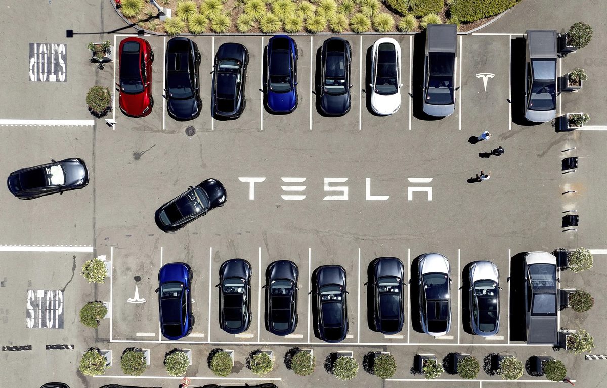 2025年8月5日，特斯拉加州弗里蒙特工廠的停車場。 （美聯社照片/諾亞·伯傑）