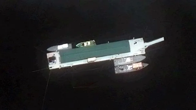 2026年7月4日，在大岛附近水域发现这艘50米长的船只。
